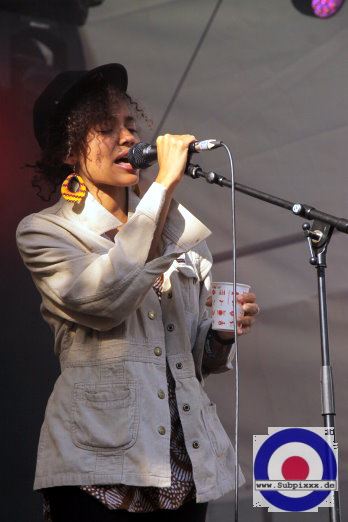 Nneka (NGR) 27. Summer Jam Festival - Fuehlinger See, Koeln - Green Stage 07. Juli 2012 (2).JPG